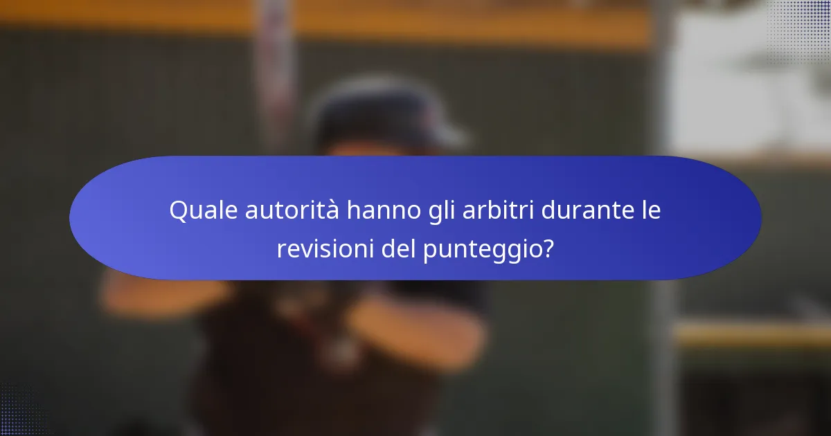 Quale autorità hanno gli arbitri durante le revisioni del punteggio?